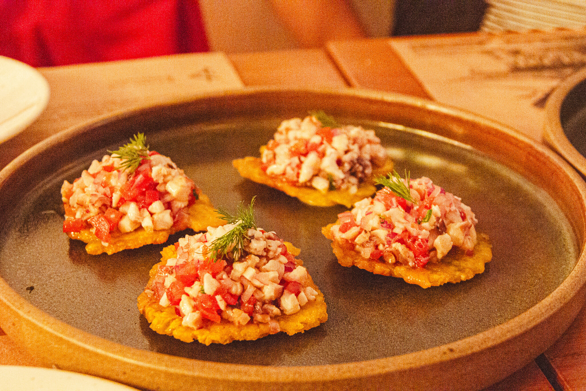 Cortes de sashimi, leite de tigre, ponzu, gergelim, rabanete, gengibre e crispy de cebola.