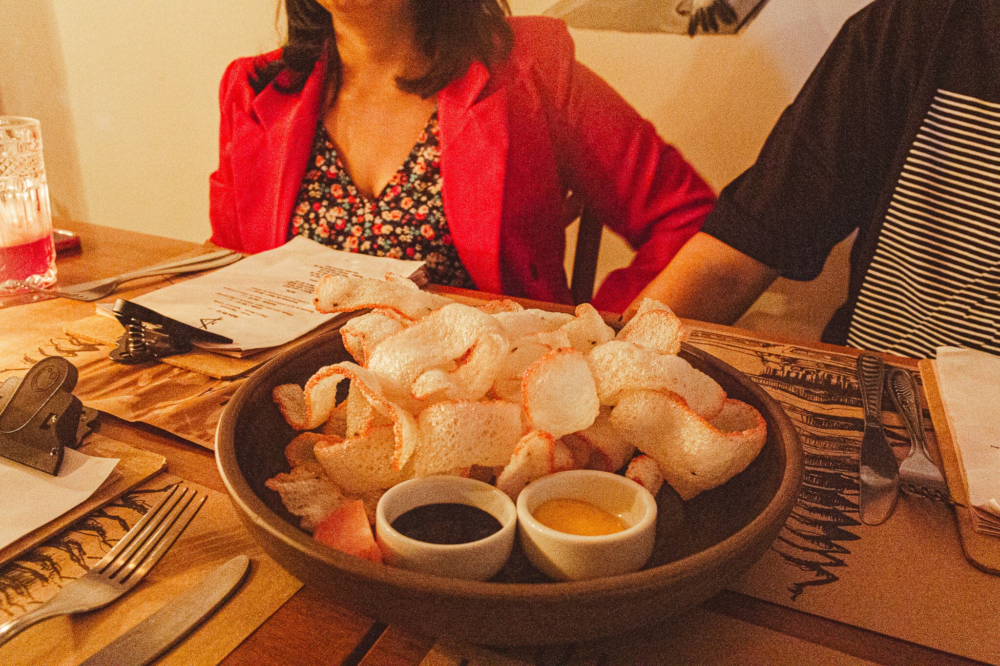 prato com madiopan, entrada do restaurante Ada Makan, duas pessoas ao fundo.