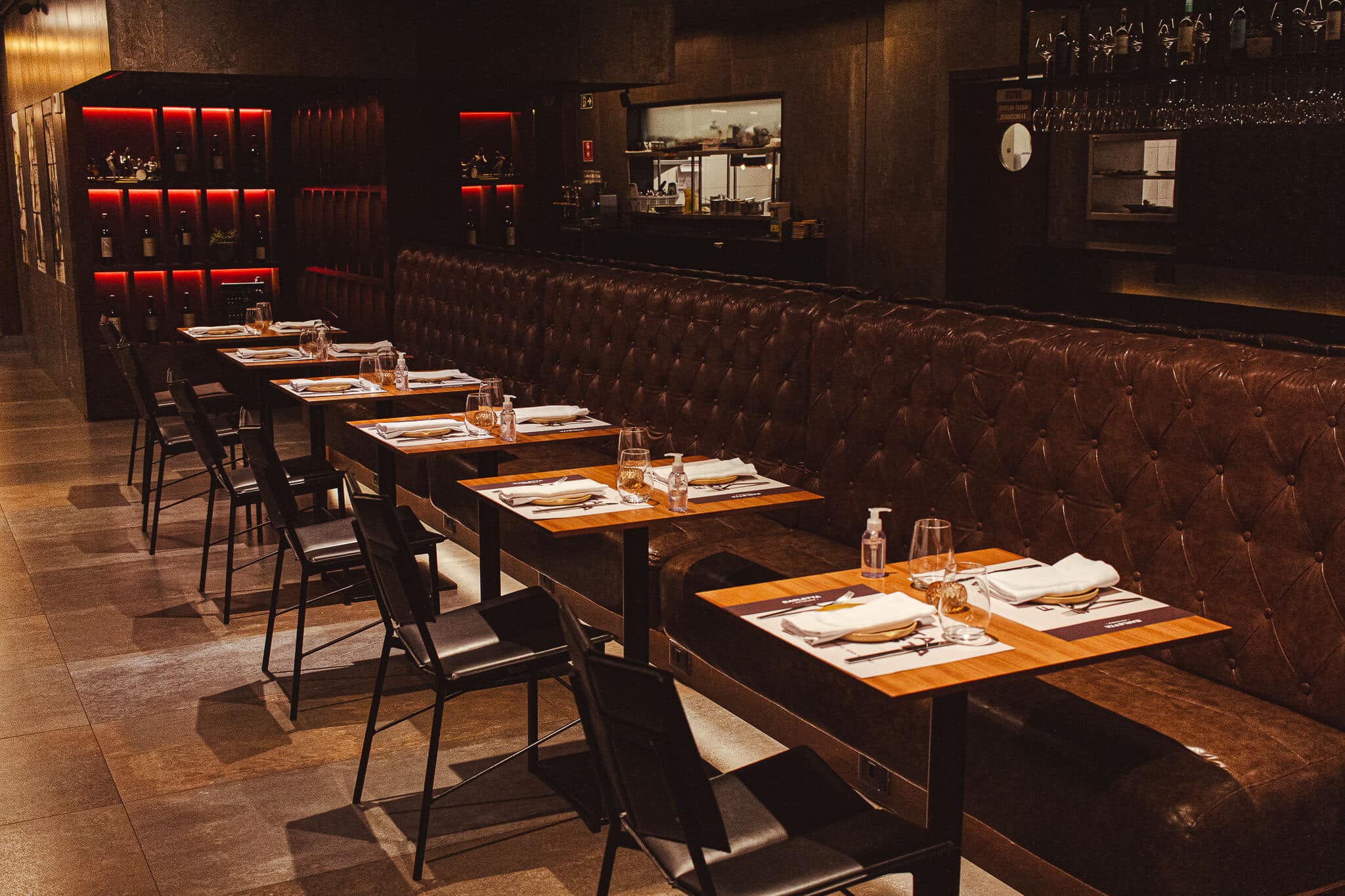 foto mostra ambiente interno do barletta ristorante, com decoração elegante e iluminação quente.
