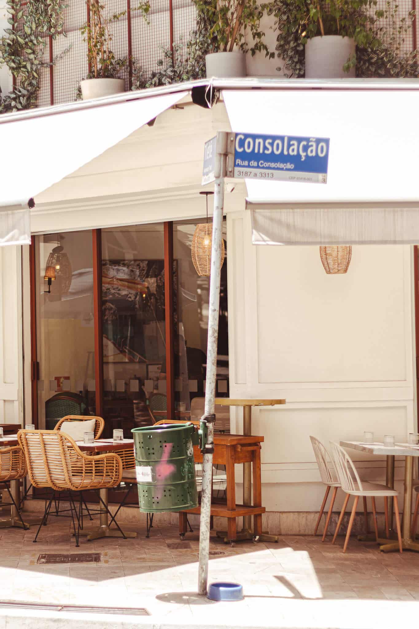 Foto mostra a esquina da Rua Consolação com a Alameda Tietê, com uma placa azul de sinalização informando 