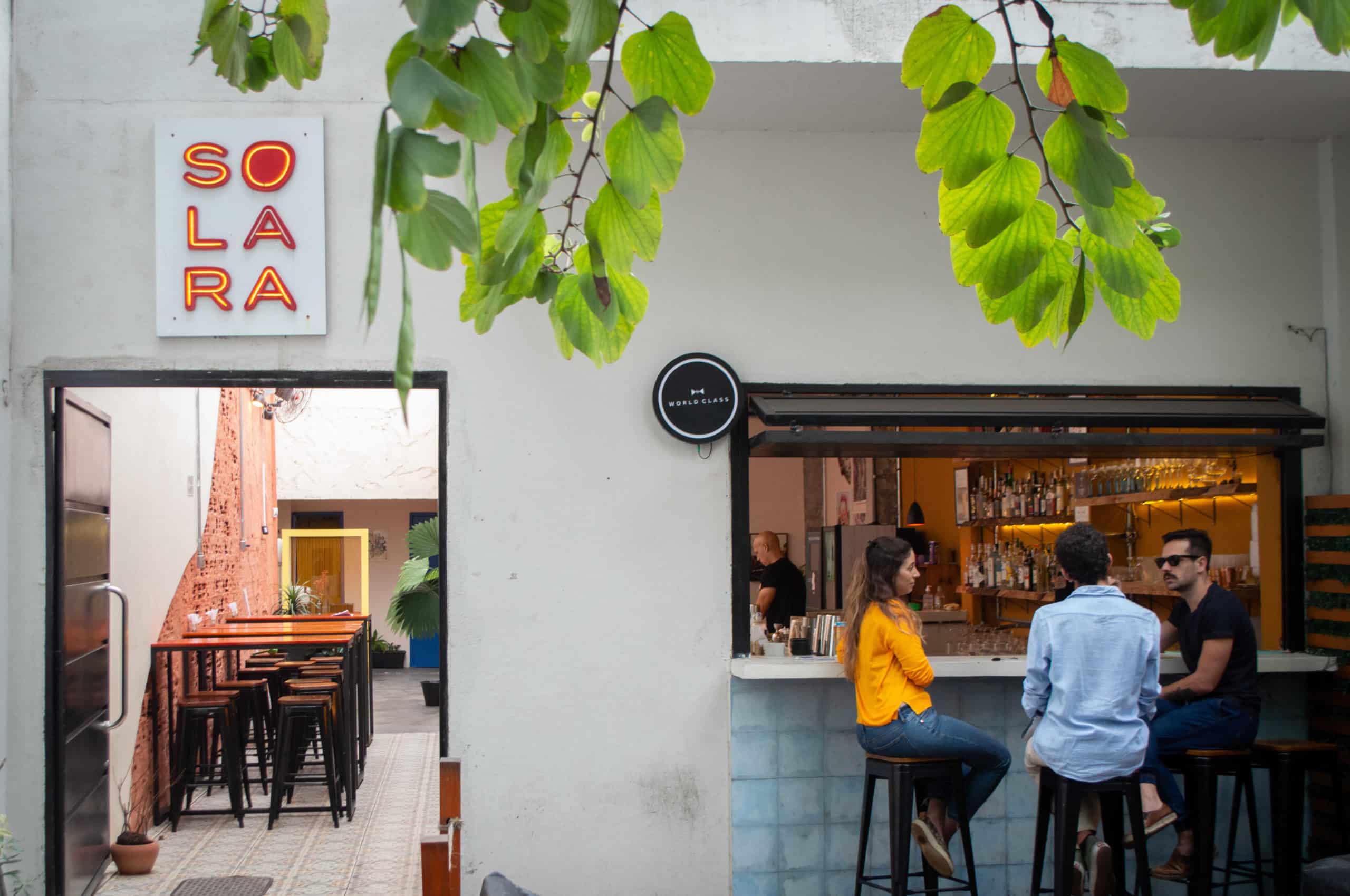 foto mostra a fachada do solara bar, com uma balcão ao lado de uma janela aberta