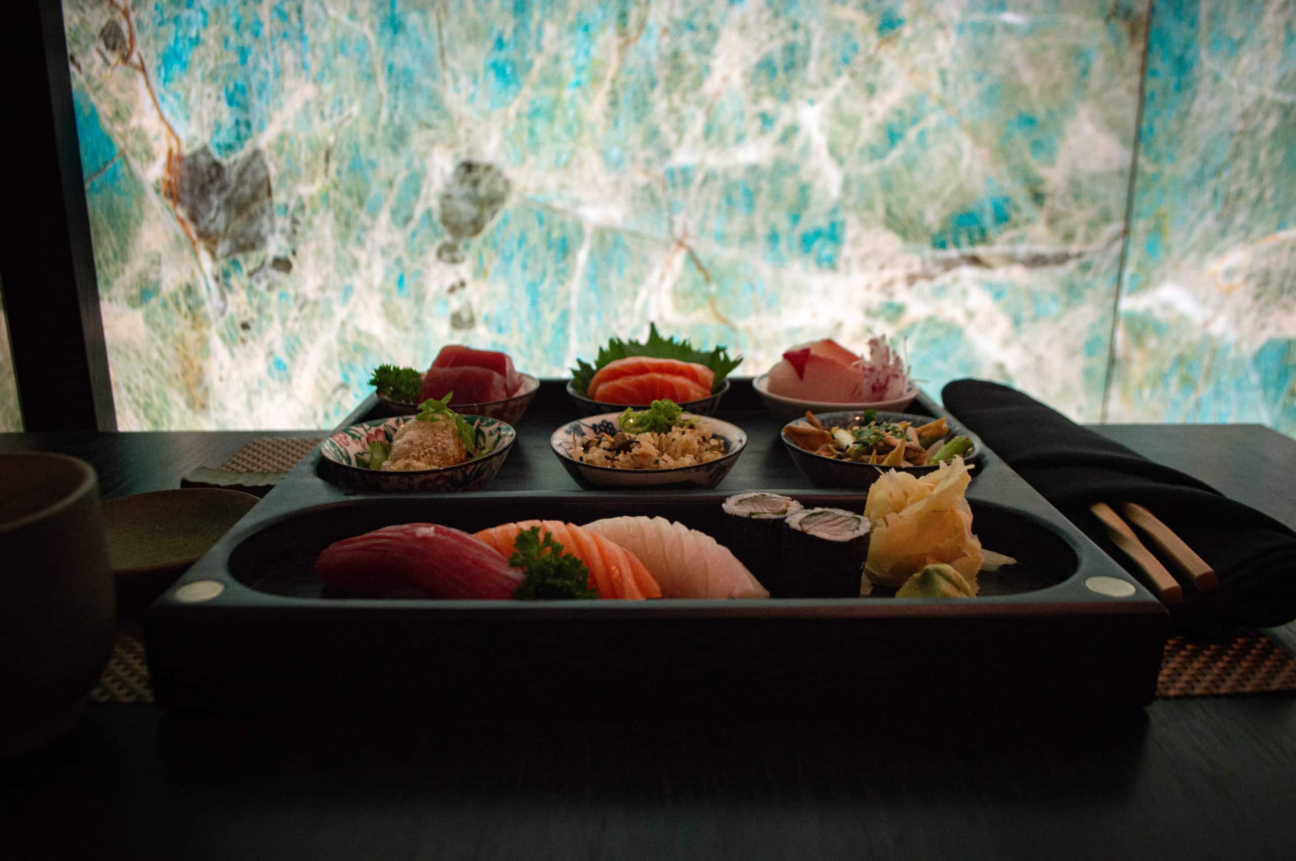 foto contem a bento box, com uma variedade de sashimis, sushis e pratos quentes que variam TODOS os dias.